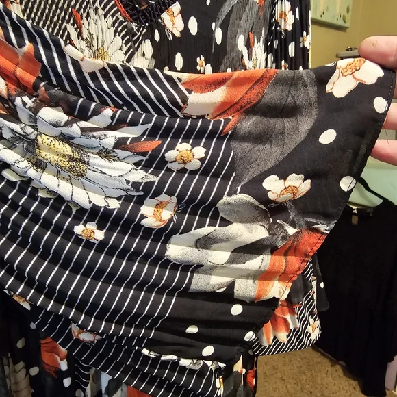 Spense Black Floral & Polka Dot V-Neck Tunic with Red Accents, Sz Lg - Picture 3 of 4